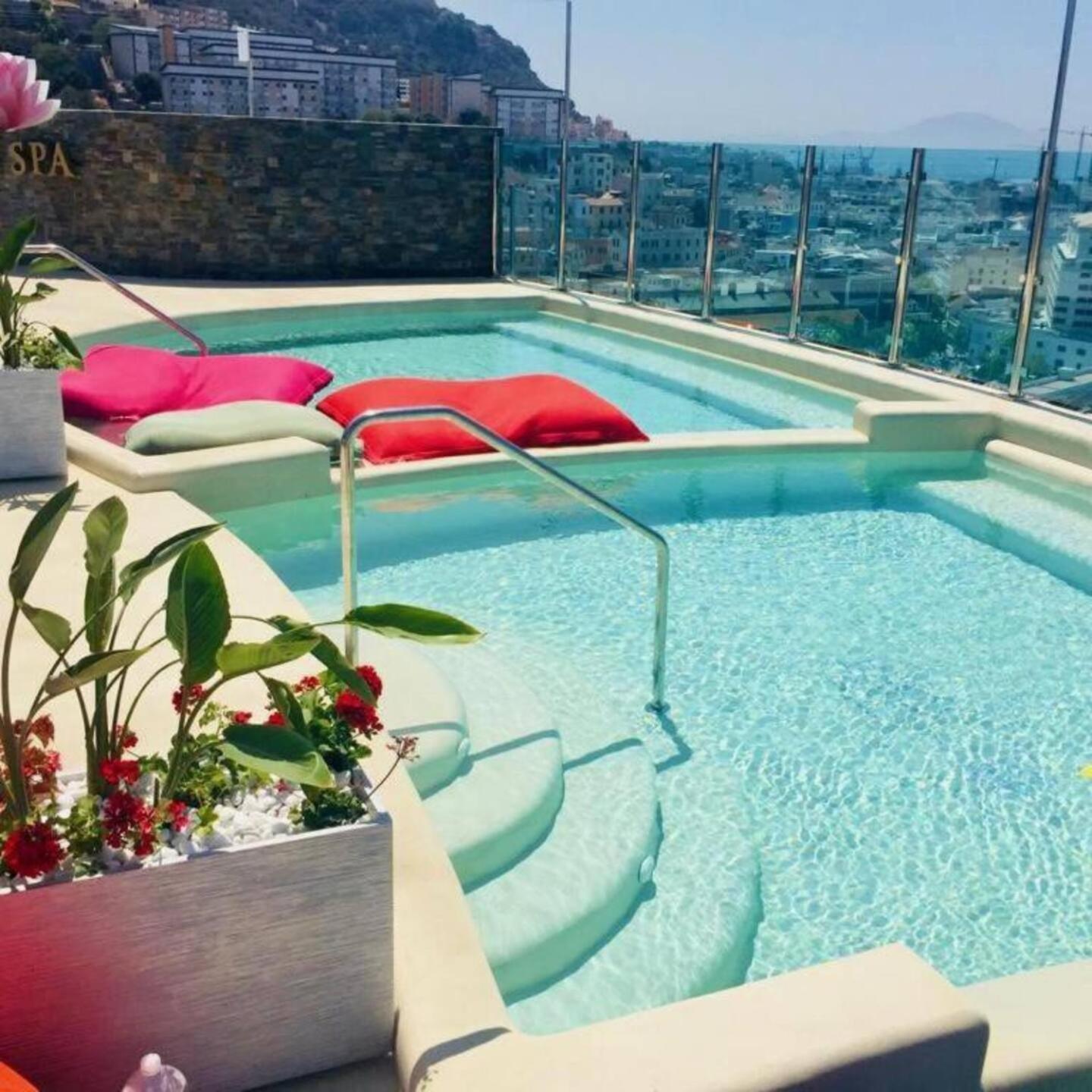 Urban Oasis At Luxurious Ocean Village Гибралтар Екстериор снимка